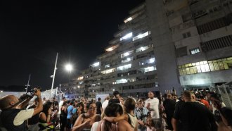 Двама загинали и 13 ранени при срутване на балкон в Неапол
