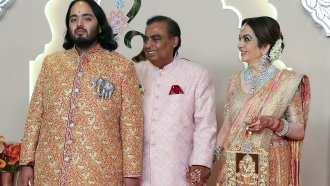 Сватбата на сина на най-богатия азиатец събра знаменитости от цял свят и блокира Мумбай