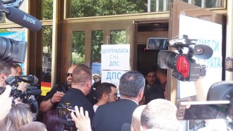 "ДПС без Пеевски": Подкрепящите Доган влязоха в заключената централа на партията