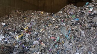 Според доклад горенето на боклук не облекчава сметищата и пречи на рециклирането