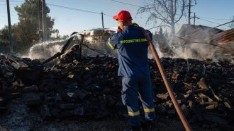 Горските пожари край Атина догарят, но опасността от нови остава