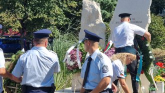 Паметта на двамата загинали полицаи в Бургас беше почетена с шествие и полагане на венци