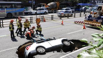 Джип пропадна в двуметрова дупка на път в Южна Корея; двама са ранени