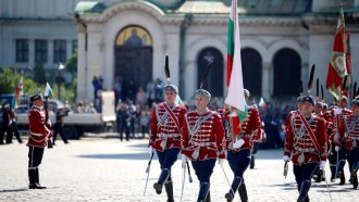 Най-ниската заплата в армията става 2300 лева. Колко ще взимат генералите?