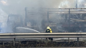 Горящ ТИР на магистрала "Тракия" блокира движението към София