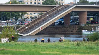 Важен мост в Дрезден се срути частично в река Елба