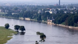 Бурята "Борис": Италиански пожарникар загина, Дрезден е под тревога